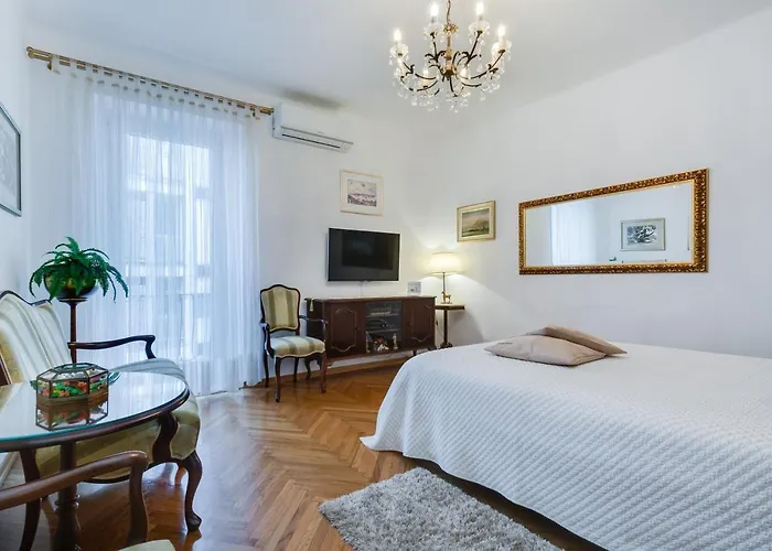 Central Palace Apartment
